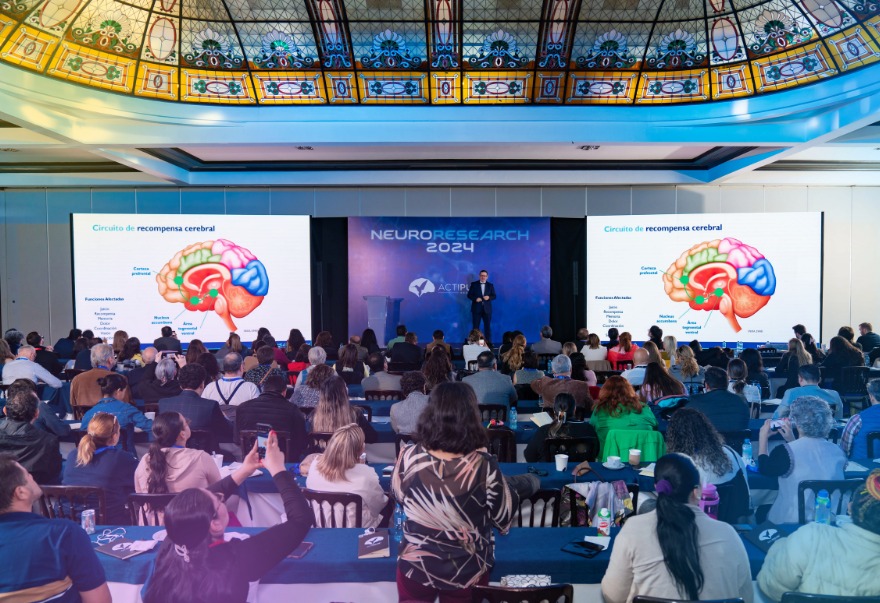 Equipo científico de Actipulse presentando resultados de investigación