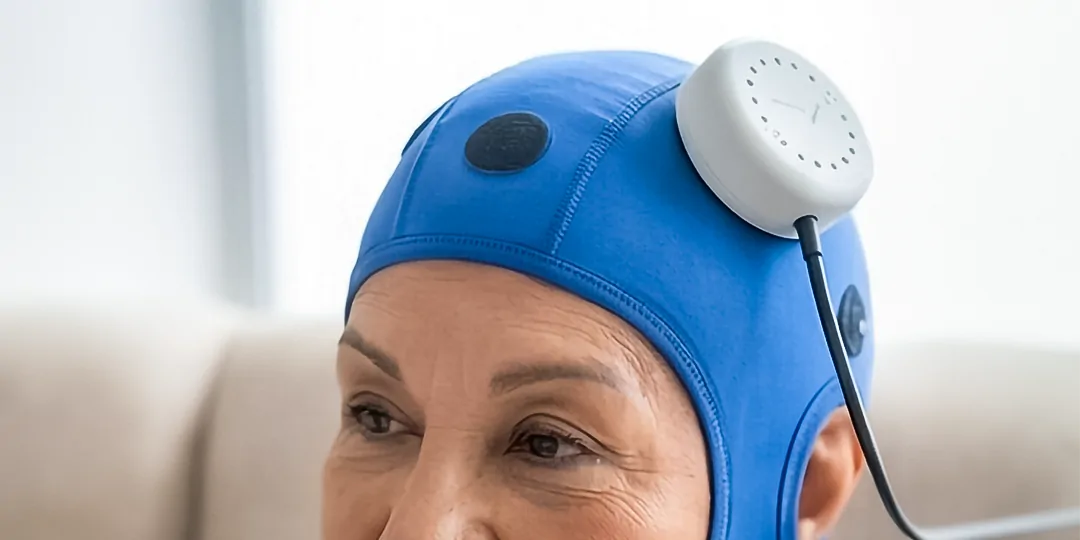 Aplicador posicionado sobre un gorro de referencia clínica
